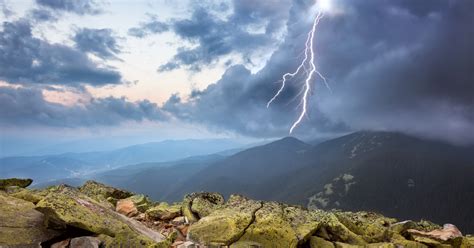 Que faire en cas d'orage en montagne .